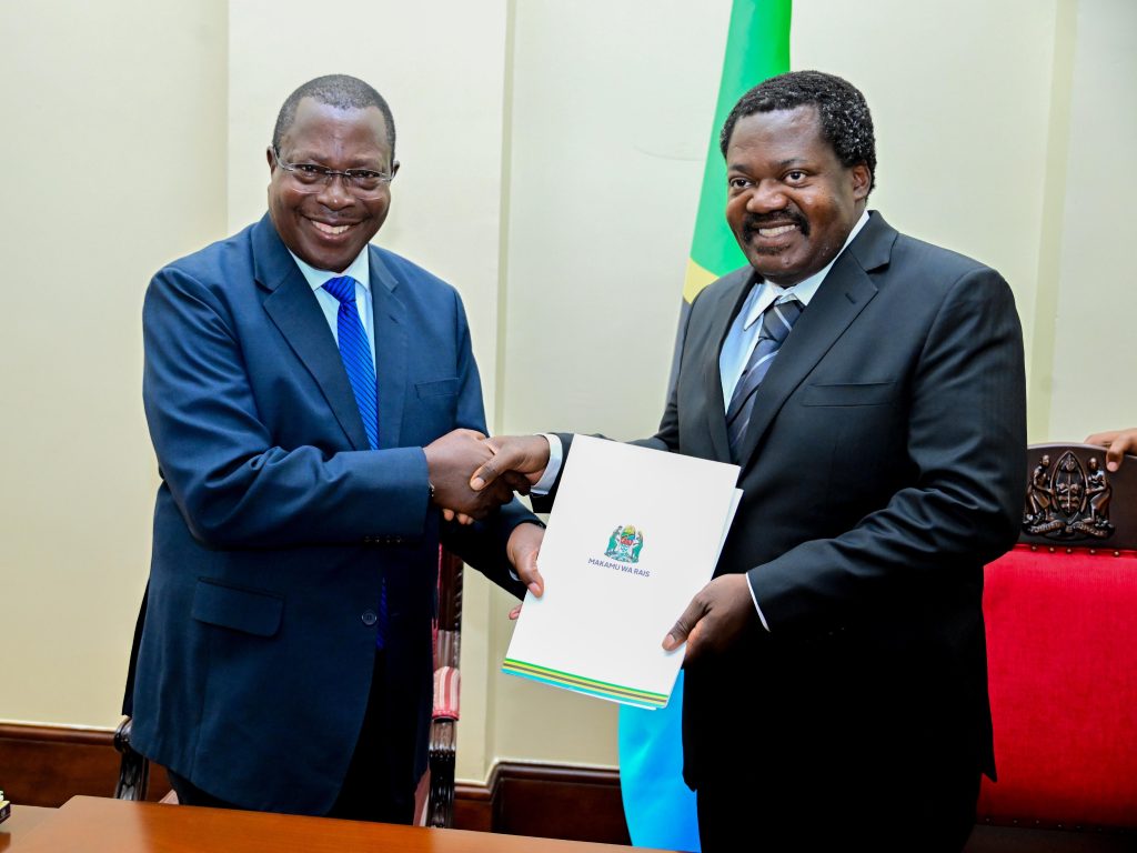 Makamu wa Rais wa Jamhuri ya Muungano wa Tanzania Mhe.Balozi Dkt. Emmanuel Nchimbi akikabidhiwa nyaraka mbalimbali za Ofisi ya Makamu wa Rais, kutoka kwa mtangulizi wake, Makamu wa Rais Mstaafu wa Jamhuri ya Muungano wa Tanzania Mhe. Dkt. Philip Mpango, Ikulu Chamwino mkoani Dodoma, leo tarehe 04 Novemba 2025.