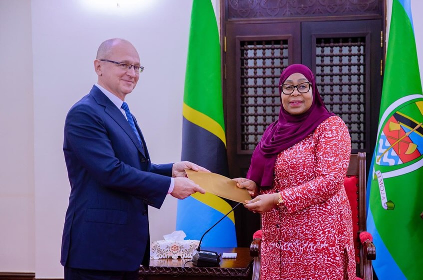 Rais wa Jamhuri ya Muungano wa Tanzania, Mhe. Dkt. Samia Suluhu Hassan amepokea Ujumbe Maalum kutoka kwa Rais wa Jamhuri ya Shirikisho la Urusi, Mhe. Vladimir Putin, uliowasilishwa kwake na Mhe. Sergei Kiriyenko, Ikulu Chamwino, mkoani Dodoma, tarehe 06 Novemba, 2025.