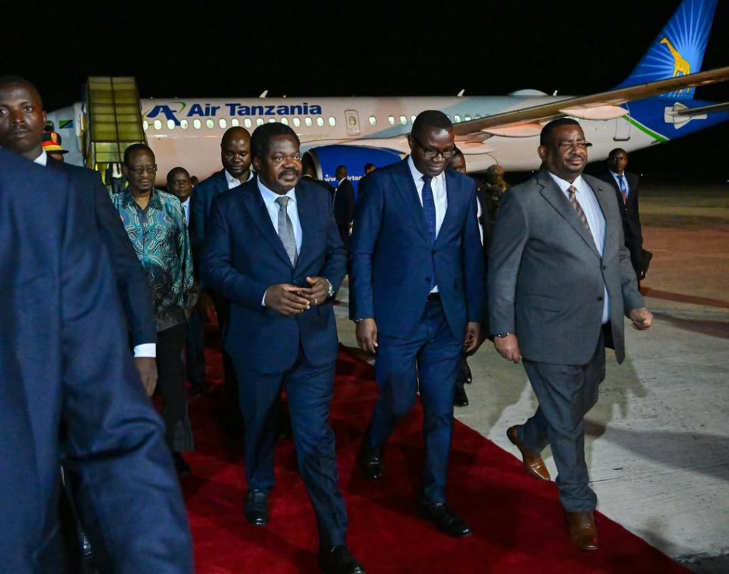 Makamu wa Rais wa Jamhuri ya Muungano wa Tanzania, Mhe. Dkt. Emmanuel Nchimbi amewasili jijini Kinshasa, Jamhuri ya Kidemokrasia ya Congo kumwakilisha Mhe. Dkt. Samia Suluhu Hassan, Rais wa Jamhuri ya Muungano wa Tanzania katika Mkutano wa Wakuu wa Nchi Wanachama wa Jumuiya ya Ukanda wa Maziwa Makuu (ICGLR) uliopangwa kufanyika Novemba 15, 2025.