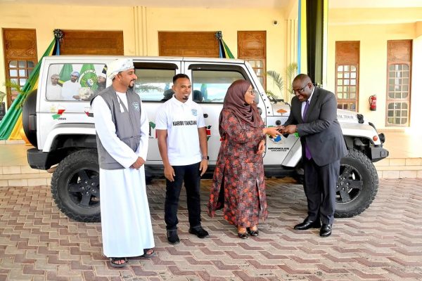 President Samia Suluhu Hassan hands over the key to a Jeep Wrangler to Dr. Hassan Abbas at Ikulu Ndogo, Tunguu, Zanzibar, symbolising diaspora support for promoting Tanzania’s tourism through The Royal Tour film.