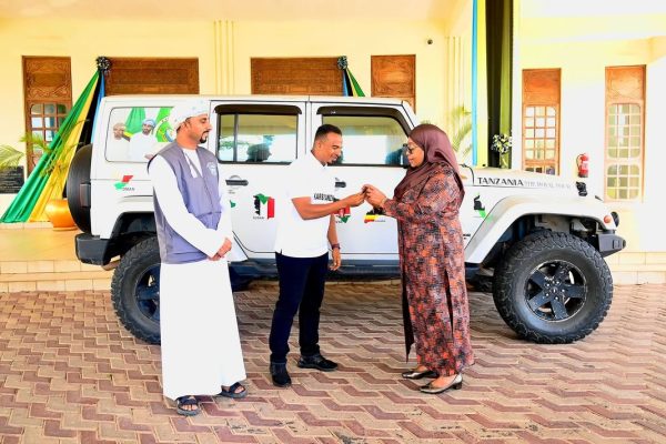 President Samia Suluhu Hassan receives the key to a Jeep Wrangler from Mr. Khalid Al Barwani at Ikulu Ndogo, Tunguu, Zanzibar, symbolising diaspora support for promoting Tanzania’s tourism through The Royal Tour film.