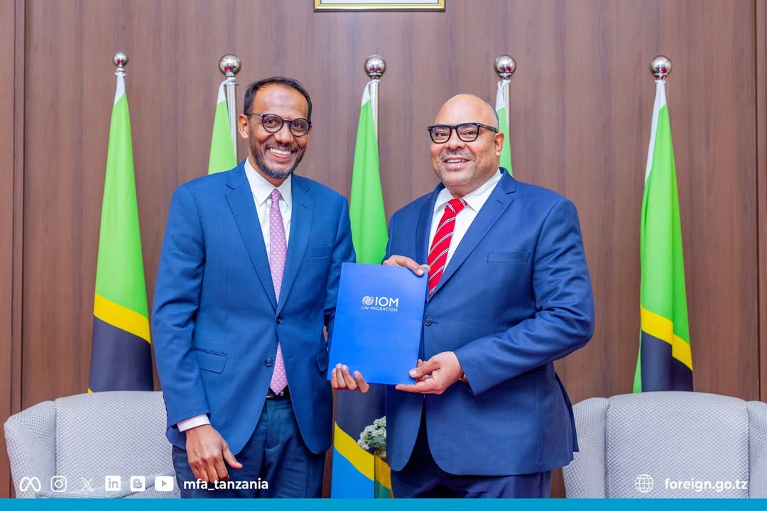 Minister Mahmoud Thabit Kombo receiving Letters of Credence from IOM Resident Representative Ashraf Hassan during an official ceremony in Dar es Salaam.