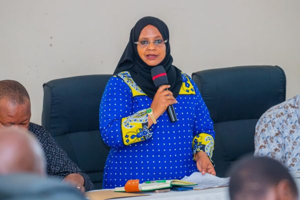 Cabinet Ministers and regional leaders meeting with community representatives from Kilindi and Handeni Districts to discuss implementation of Prime Minister’s directives in Tanga Region.