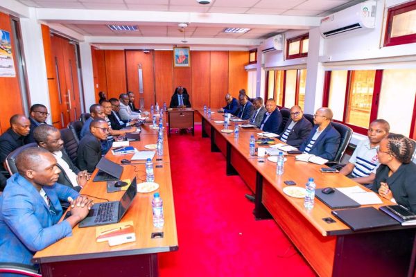 Tanzania Energy Ministry Permanent Secretary Dr. James Mataragio meets with TPDC management to discuss strategies for accelerating oil and natural gas projects and expanding investment opportunities in the sector.