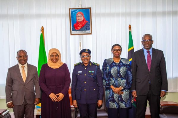 Tanzanian ambassadors in discussion with Immigration Department officials