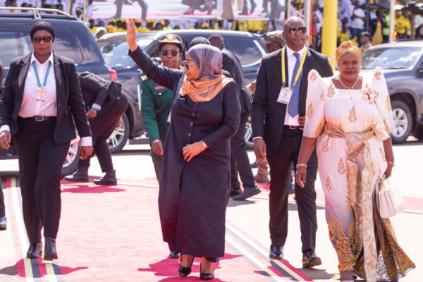 President Samia Suluhu Hassan greeting leaders upon arrival at Entebbe International Airport ahead of the inauguration ceremony of Yoweri Kaguta Museveni in Kampala.